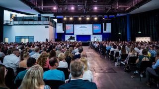 Festsaal mit Publikum und Bühne