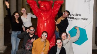 Studierende der BHT vor dem Berliner Bär