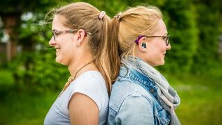 zwei Frauen mit Hörgeräten