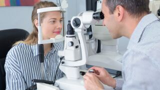 Frau während des Augen-Screenings beim AUgenoptiker