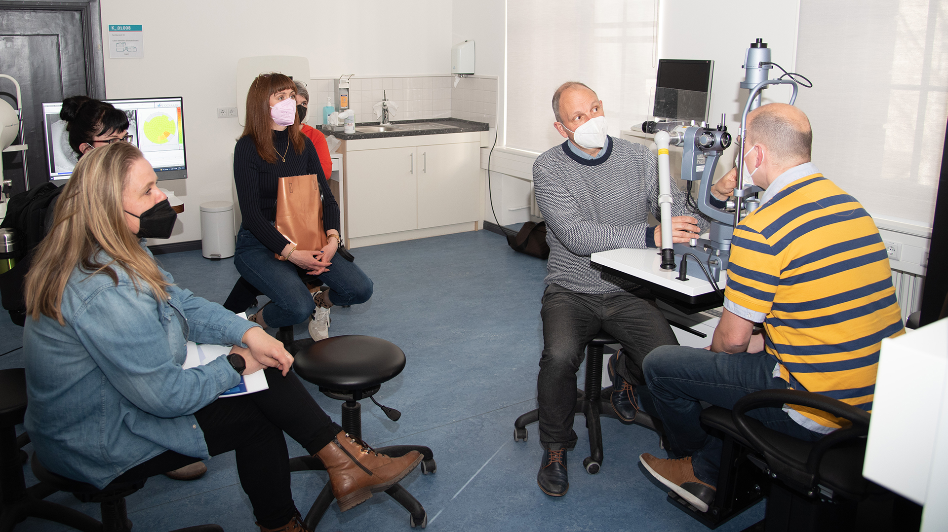 Seminarteilnehmer in einem Spaltlampen-Workshop