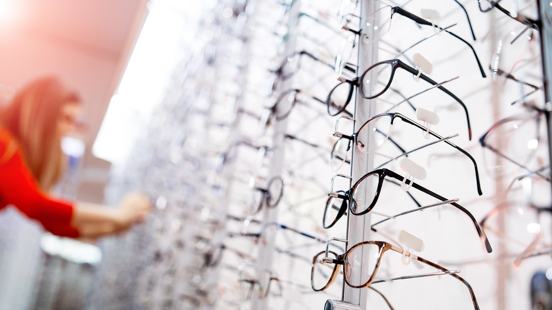 Brillen auf Brillenständer in Augenoptikfachgeschäft / Augenoptikbetrieb
