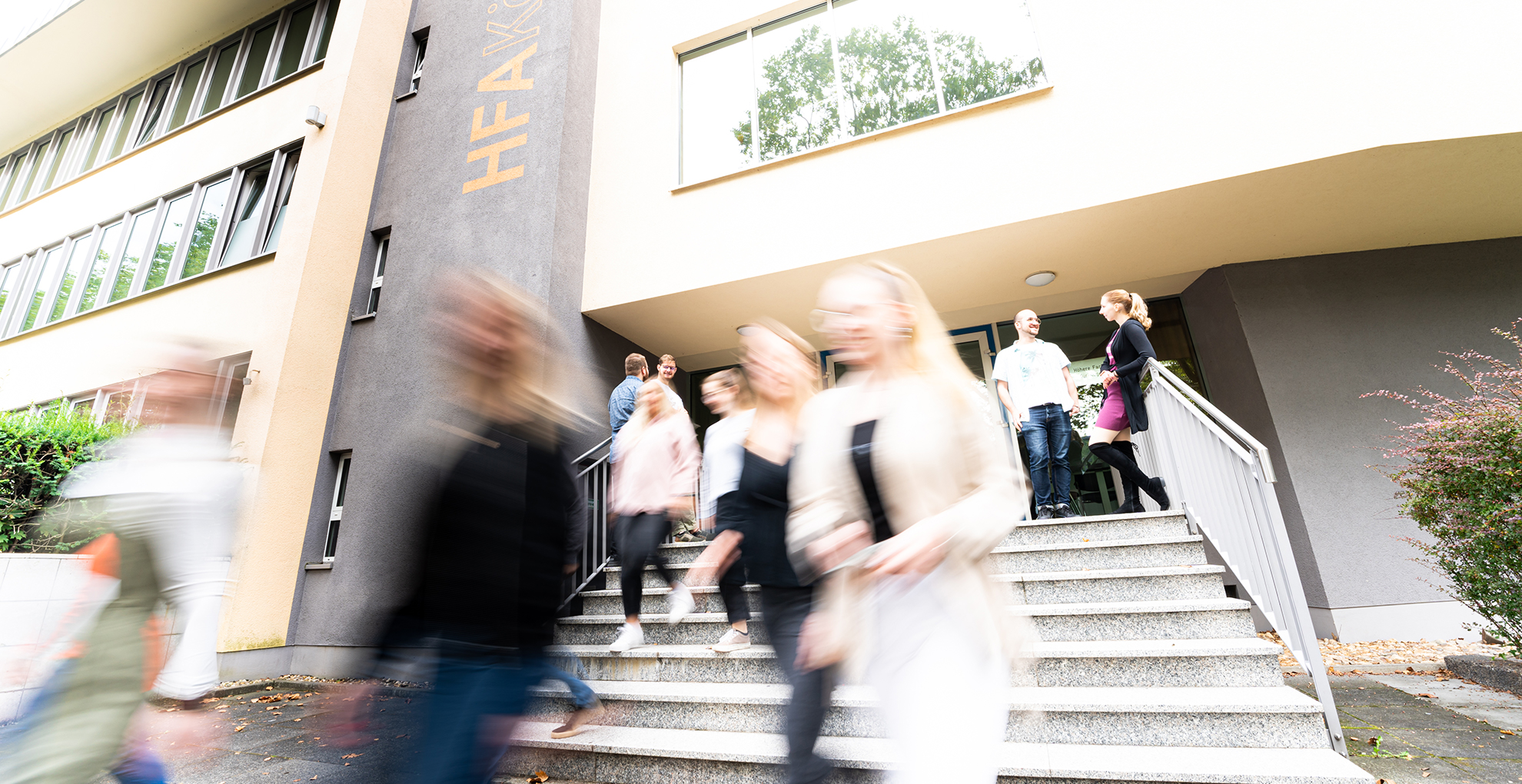 Studenten vor dem Eingang der HFAK