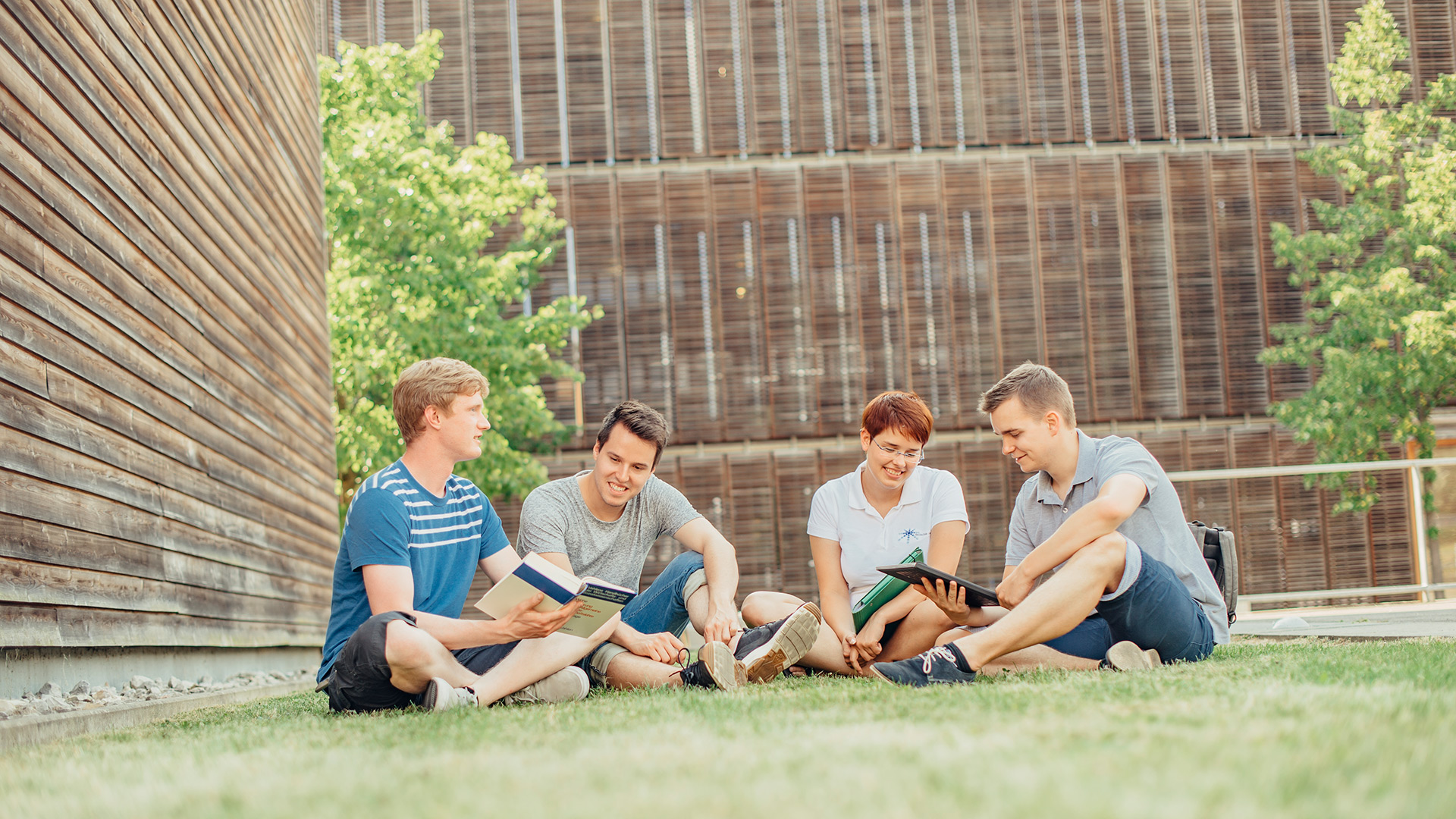 Studenten lernen im Innenhof einer Hochschule