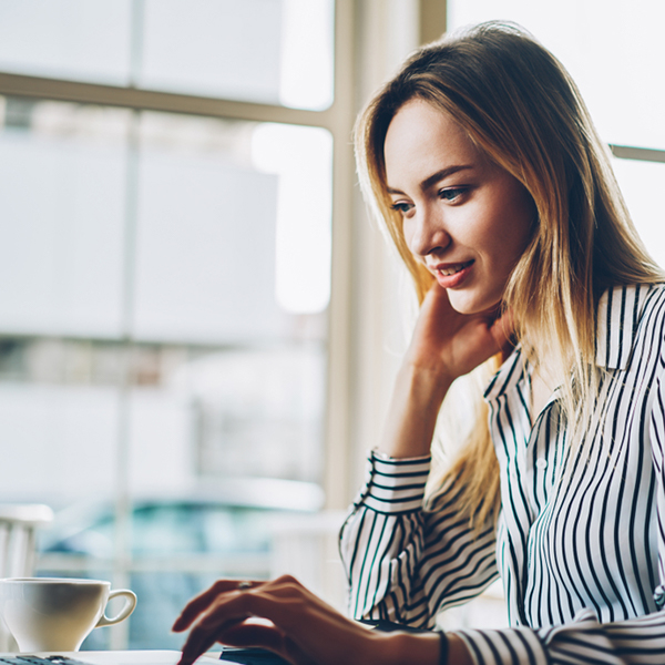 Frau vor Laptop Menicon Webinar