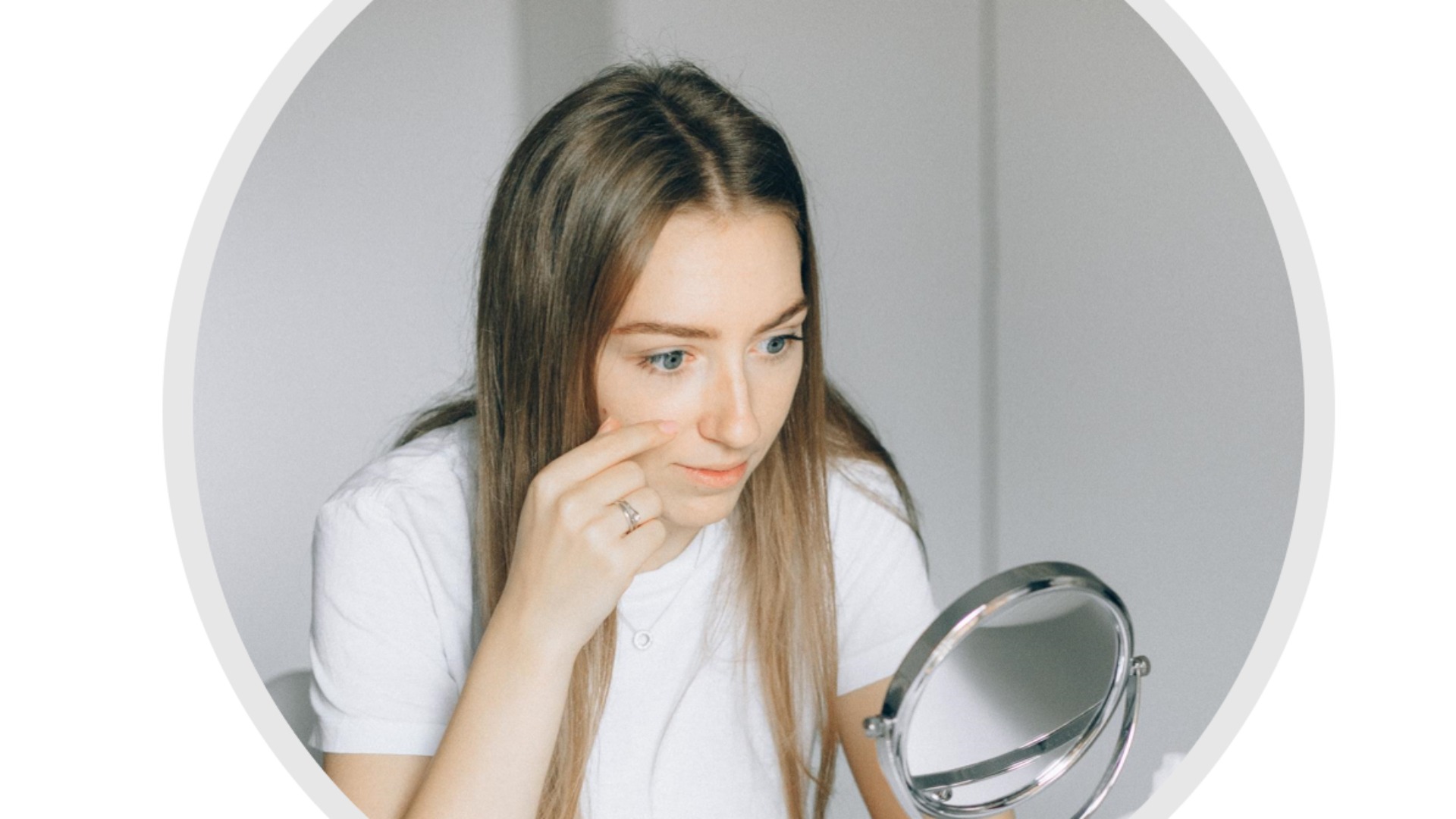 Junge Frau beim einsetzen einer Kontaktlinse vor einem Spiegel Kurs Lösungsansätze für herausfordernde Anpassfälle CooperVision 