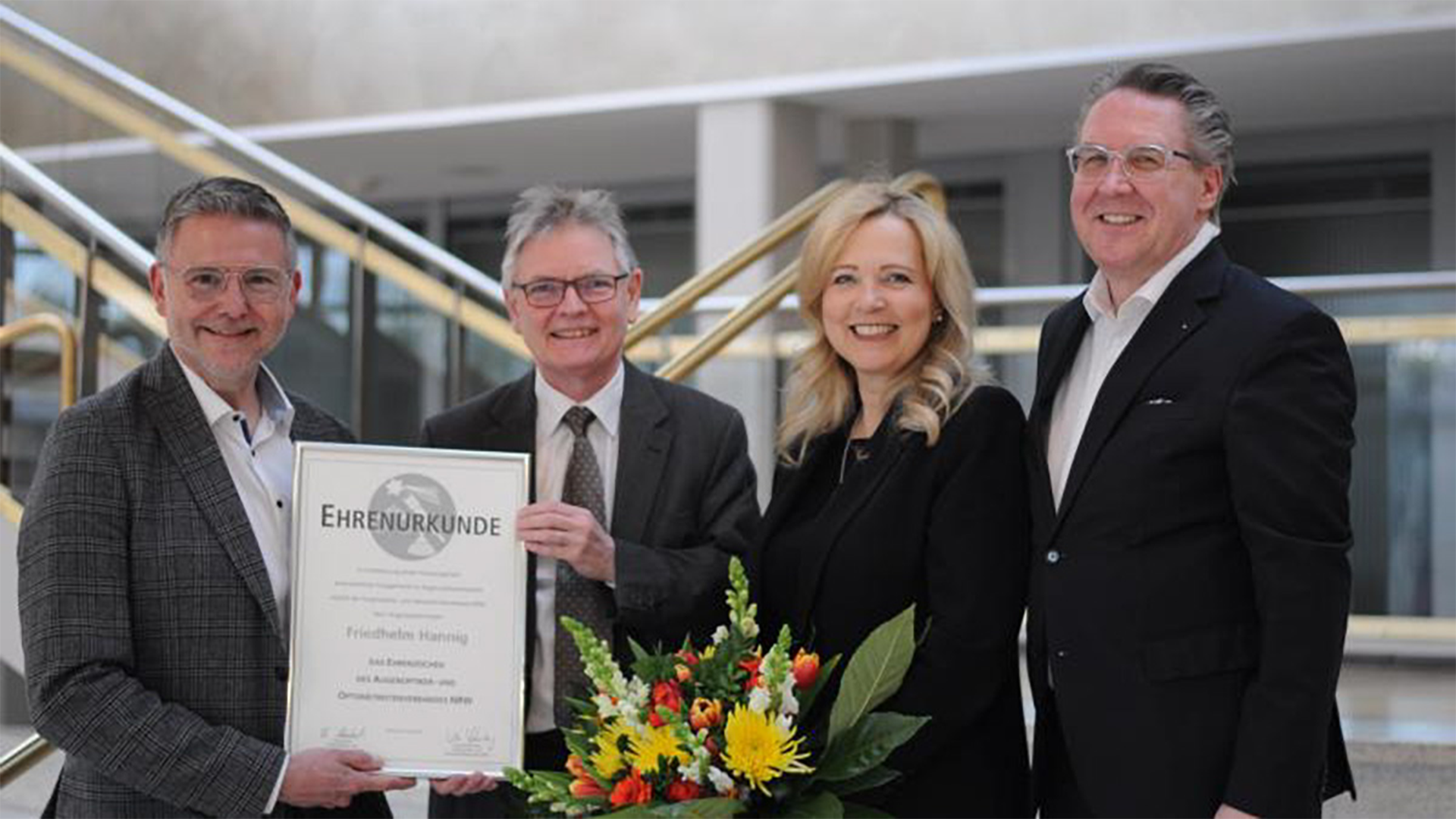 Friedhelm Hannig erhält Ehrenurkunde