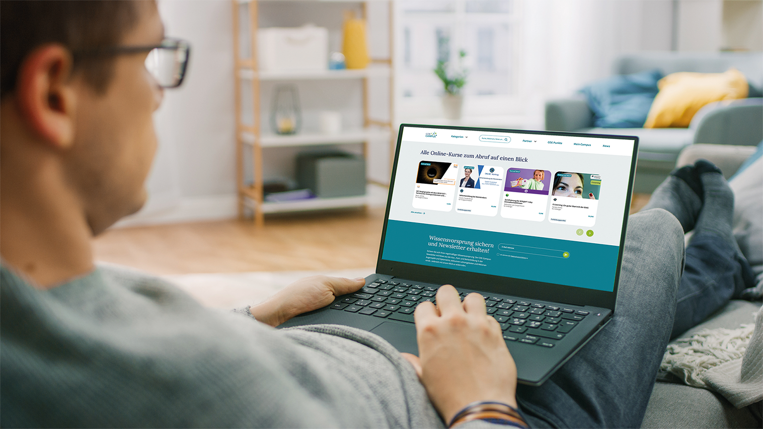 Mann vor Laptop