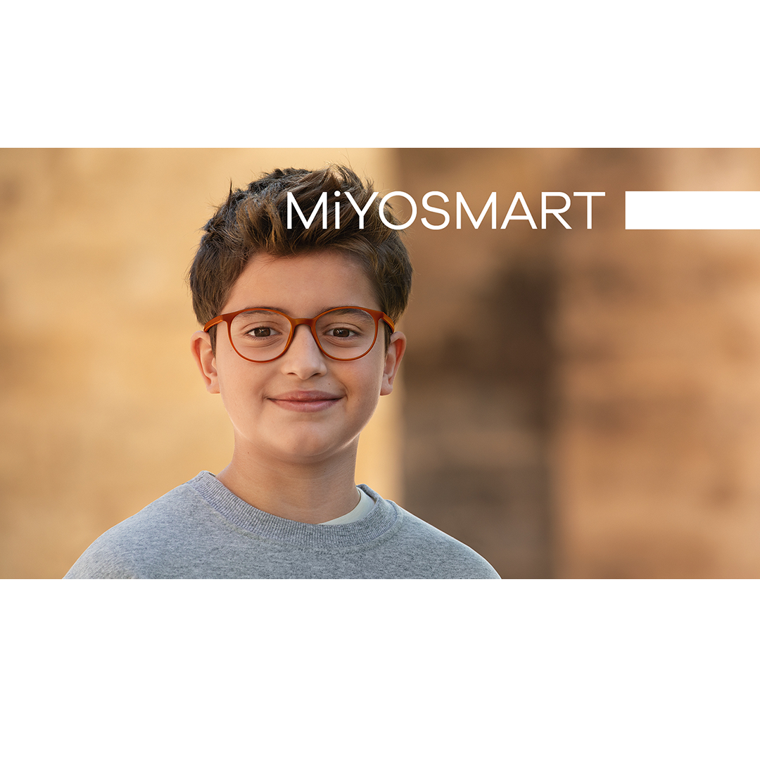 Junge mit Brille
