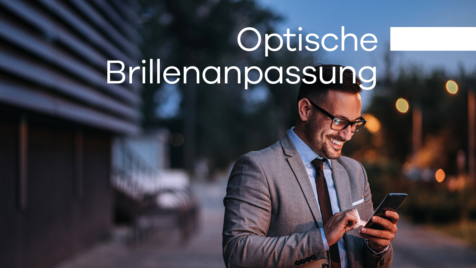 Mann tippt auf Handy